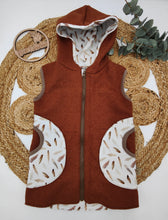 Lade das Bild in den Galerie-Viewer, Gr. 122/128 Walkweste Cognac/Federn mit Taschen
