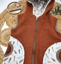 Lade das Bild in den Galerie-Viewer, Gr. 122/128 Walkweste Cognac/Federn mit Taschen