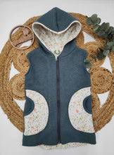 Lade das Bild in den Galerie-Viewer, Gr. 122/128 Walkweste Altgrün/Blumen mit Taschen