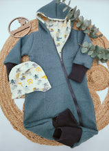 Lade das Bild in den Galerie-Viewer, Gr. 92/98 Walkoverall Altgrün/Cool Animals + GRATIS Mütze