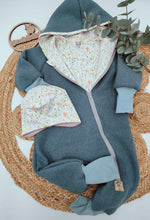 Lade das Bild in den Galerie-Viewer, Gr. 92/98 Walkoverall Altgrün/Frühlingsblumen + GRATIS Mütze