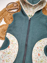 Lade das Bild in den Galerie-Viewer, Gr. 122/128 Walkweste Altgrün/Blumen mit Taschen