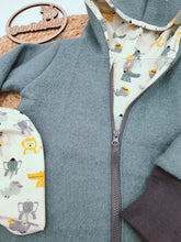 Lade das Bild in den Galerie-Viewer, Gr. 92/98 Walkoverall Altgrün/Cool Animals + GRATIS Mütze