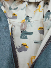 Lade das Bild in den Galerie-Viewer, Gr. 92/98 Walkoverall Altgrün/Cool Animals + GRATIS Mütze