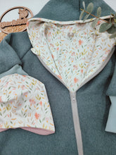 Lade das Bild in den Galerie-Viewer, Gr. 92/98 Walkoverall Altgrün/Frühlingsblumen + GRATIS Mütze