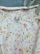 Lade das Bild in den Galerie-Viewer, Gr. 92/98 Walkoverall Altgrün/Frühlingsblumen + GRATIS Mütze