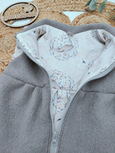 Lade das Bild in den Galerie-Viewer, Gr. 116/122 Girly Walkweste Sand/Flower Wale