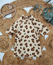 Lade das Bild in den Galerie-Viewer, Gr. 80 UV-Badeshirt kurzarm, Leo braun