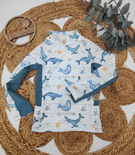 Lade das Bild in den Galerie-Viewer, Gr. 110 UV-Badeshirt langarm, hohes Bündchen, Unterteilung mit Tasche, EP Meerestiere
