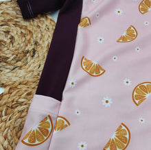 Lade das Bild in den Galerie-Viewer, Gr. 116 UV-Badeshirt kurzarm, Unterteilung mit Tasche, Orangen auf Rosa