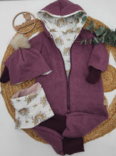 Lade das Bild in den Galerie-Viewer, Gr. 92/98 Walkoverall Altrosa/Grow your own way + GRATIS Loop + Walk-Bommelmütze