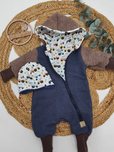 Lade das Bild in den Galerie-Viewer, Gr. 68/74 Walkoverall Color-blocking Schlamm& Jeansblau/Fahrzeuge Babybündchen + GRATIS Mütze