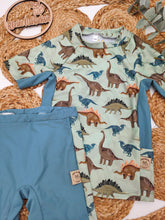 Lade das Bild in den Galerie-Viewer, Gr. 128 UV-Badeset kurzarm, Unterteilung mit Tasche, Dinos