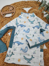 Lade das Bild in den Galerie-Viewer, Gr. 110 UV-Badeshirt langarm, hohes Bündchen, Unterteilung mit Tasche, EP Meerestiere