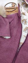 Lade das Bild in den Galerie-Viewer, Gr. 92/98 Walkoverall Altrosa/Grow your own way + GRATIS Loop + Walk-Bommelmütze