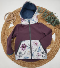 Lade das Bild in den Galerie-Viewer, Gr. 104 Softshelljacke Bordeaux and Flowers
