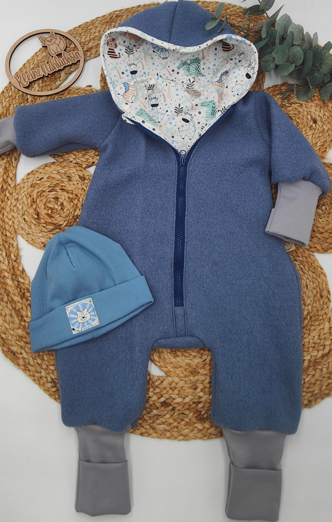 Gr. 68/74 Walkoverall Rauchblau/Zoo, Babybündchen + GRATIS Mütze