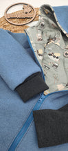 Lade das Bild in den Galerie-Viewer, Gr. 122/128 Walkmantel Rauchblau/Baustellentreiben + Eingrifftaschen
