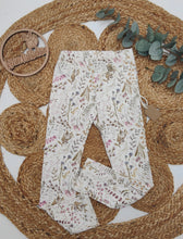 Lade das Bild in den Galerie-Viewer, Gr. 110 Leggins Soft Feldblumen
