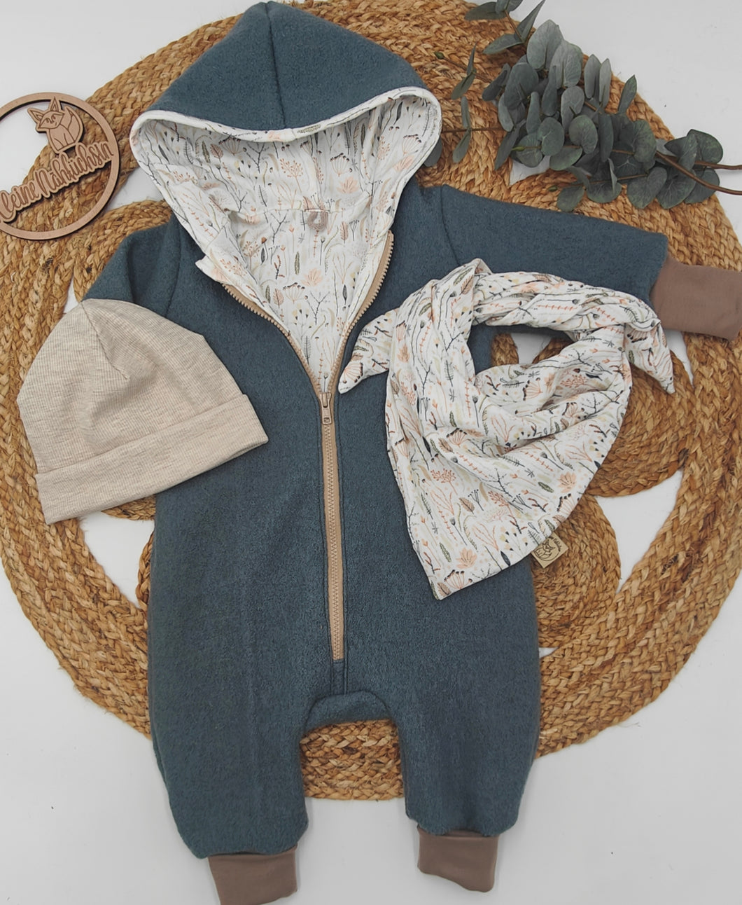 Gr. 80/86 Walkoverall Altgrün/Soft Blumen, Mitwachsbündchen + Musselintuch + GRATIS Mütze
