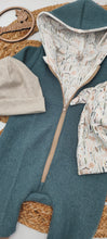 Lade das Bild in den Galerie-Viewer, Gr. 80/86 Walkoverall Altgrün/Soft Blumen, Mitwachsbündchen + Musselintuch + GRATIS Mütze
