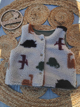 Lade das Bild in den Galerie-Viewer, Gr. 92/98 Weste Sherpa Fleece Dinos (fällt groß aus)
