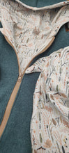 Lade das Bild in den Galerie-Viewer, Gr. 80/86 Walkoverall Altgrün/Soft Blumen, Mitwachsbündchen + Musselintuch + GRATIS Mütze
