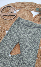 Lade das Bild in den Galerie-Viewer, Gr. 122/128 Leggins Ripjersey Leo green dust
