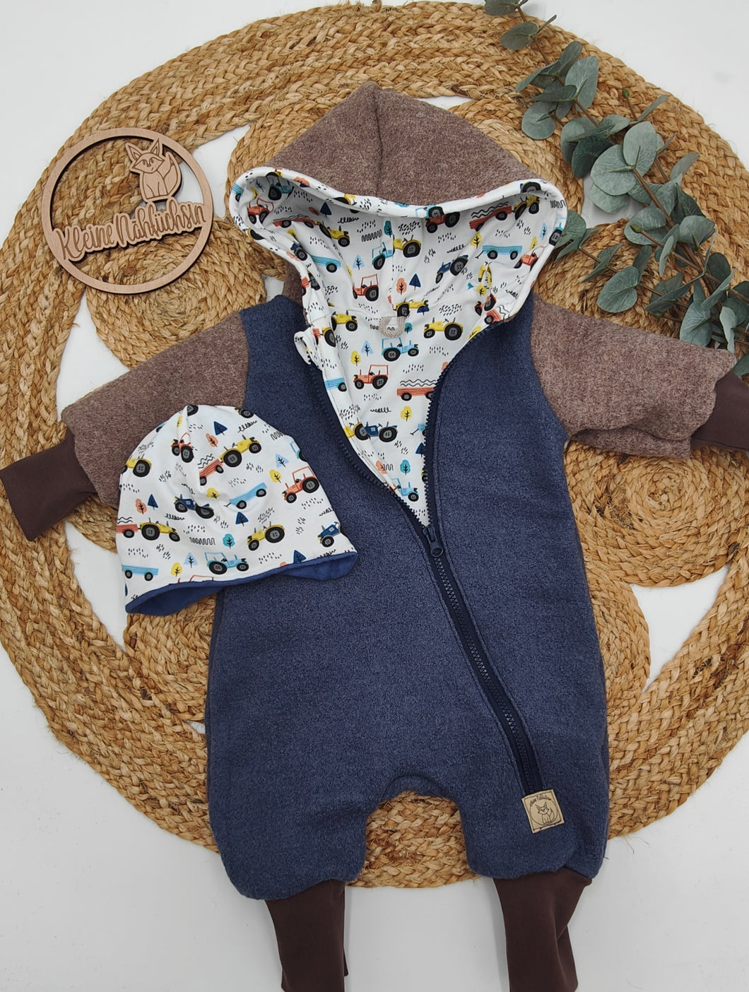 Gr. 68/74 Walkoverall Color-blocking Schlamm& Jeansblau/Fahrzeuge Babybündchen + GRATIS Mütze