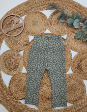 Lade das Bild in den Galerie-Viewer, Gr. 68 Leggins Ripjersey Leo green dust
